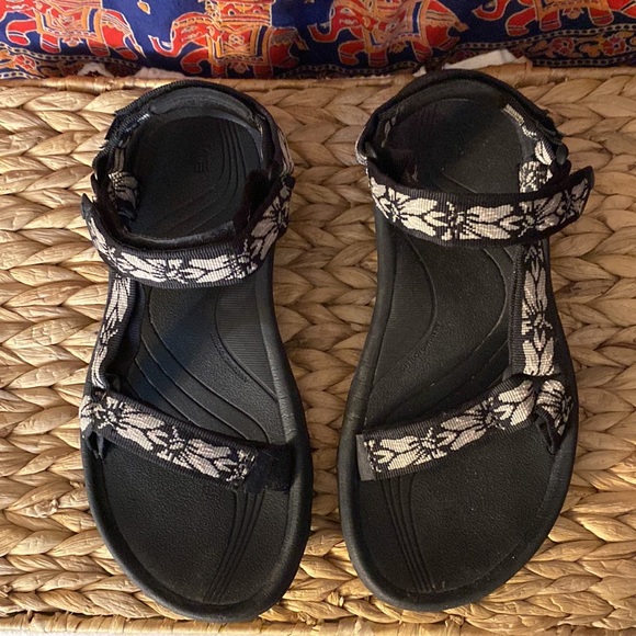 Teva size 8 sandal - Picture 2 of 3